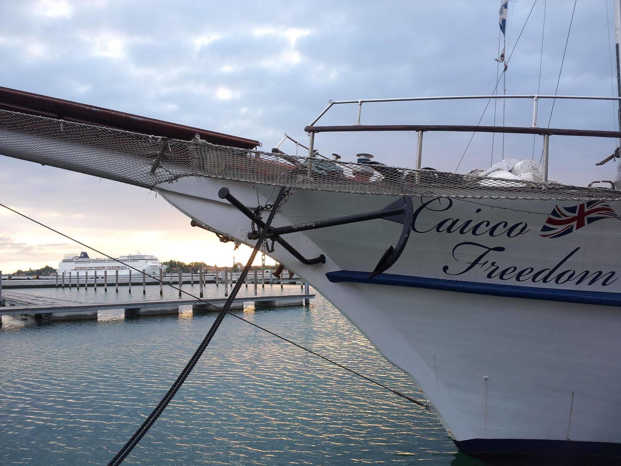 Venezia Boat & Breakfast Caicco Freedom Hotel ภายนอก รูปภาพ